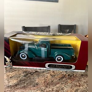 Signature Green Die-Cast 1937 Studebaker Model